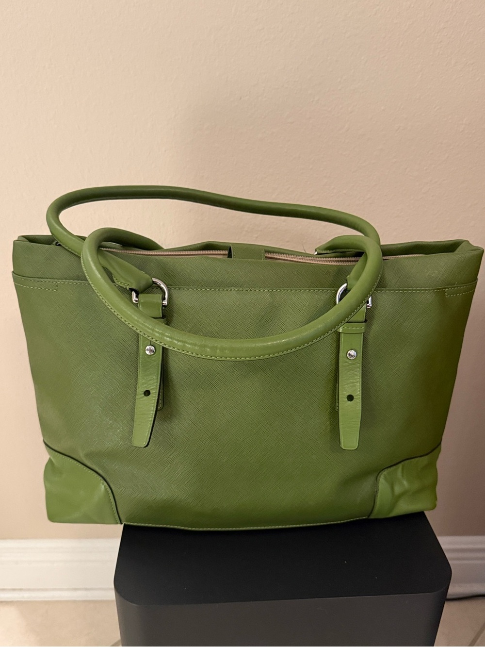 Tumi Green Tote with Tortoiseshell Tag, lots of pockets and laptop holder - Picture 2 of 13